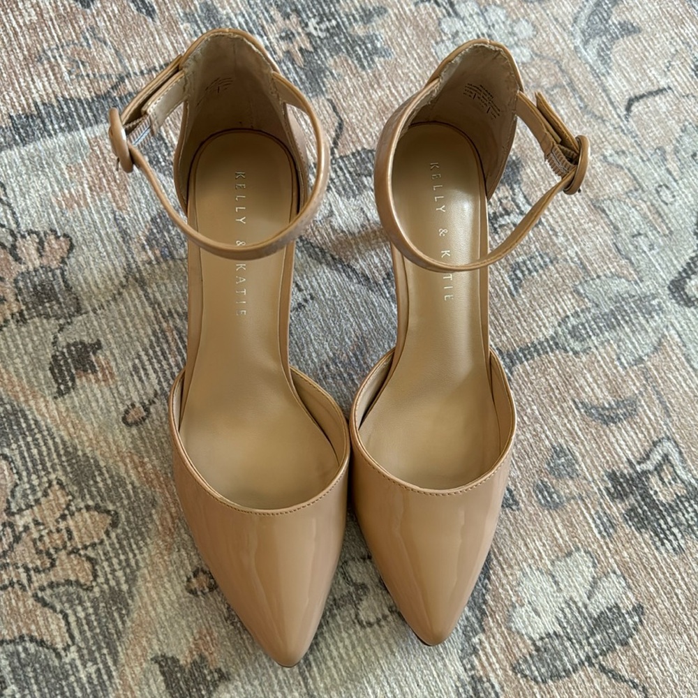 Kelly & Katie Riani Ankle Strap Heels in Camel Size 6.5